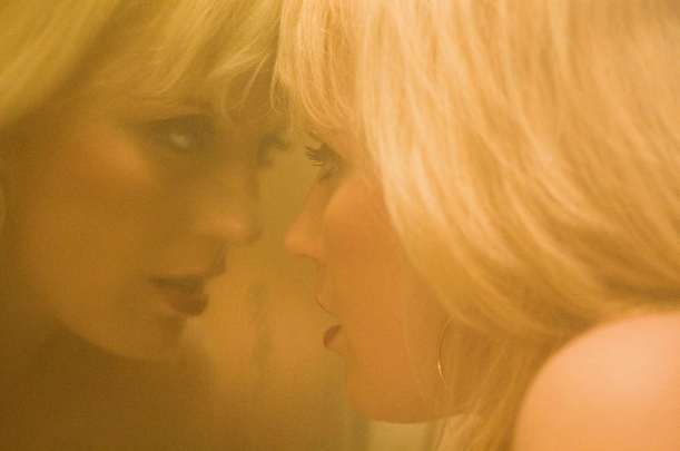 Woman in Mirror by Dennis Brekke - creatie commons